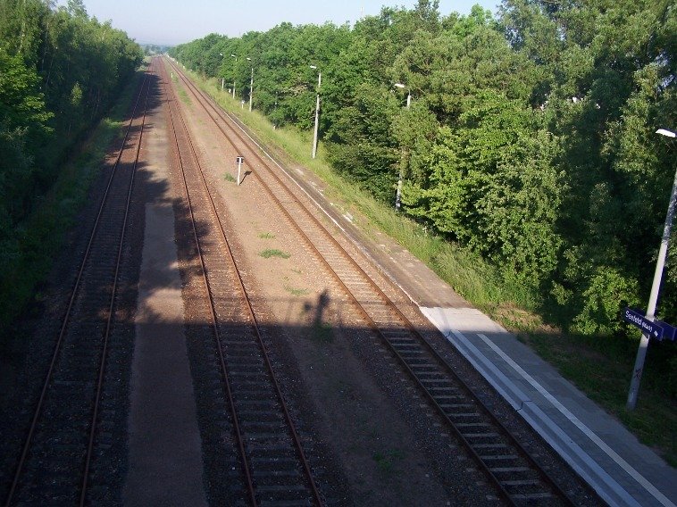 der kleine Bhf Seefeld auf der Wriezener Bahn die schon nur noch bis Werneuchen fhrt. Das tollste fand ich aber diesen unendlich langen Bahnsteig auf den nur ein Triebwagen hlt. Bessere Zeiten waren da wohl mal gewesen..
