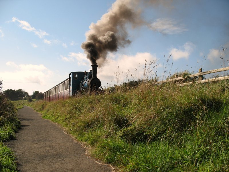 Der kleine Dampfzug auf der Fahrt von Bushmills nach Giant's Causeway.
(22.09.2007)