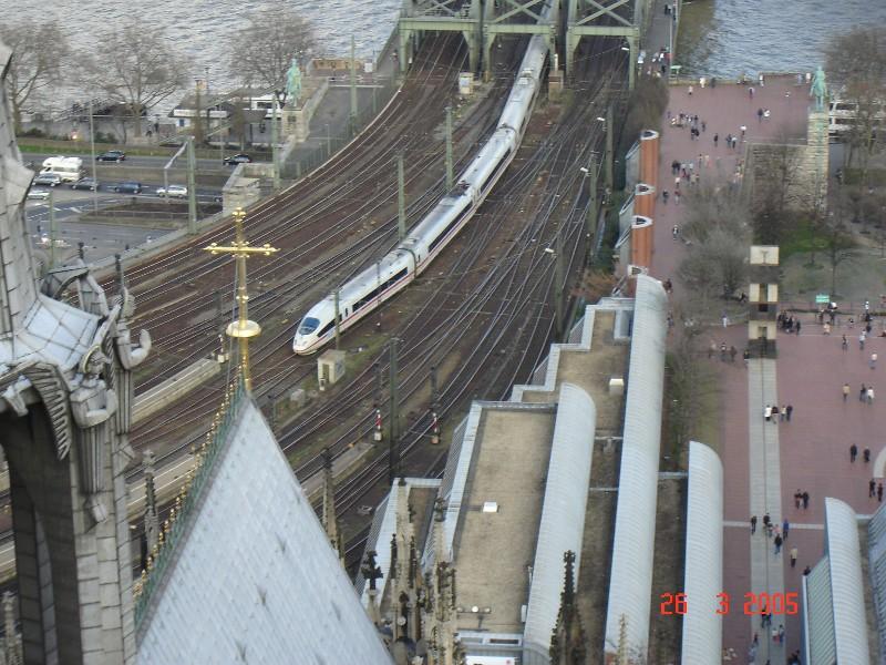 Der kleine ICE3 fhrt gerade in den Klner Hbf ein von wo er dort weiter nach Mnchen Hbf fhrt.