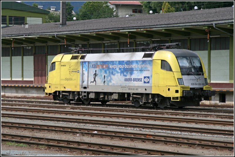 Der  KNORR-EXPRESS  ES64U2-041 wartet am 30.06.07 in Kufstein auf neue Aufgaben. Spter wird sie den  WINNER-EXPRESS  zum Brenner nachschieben.