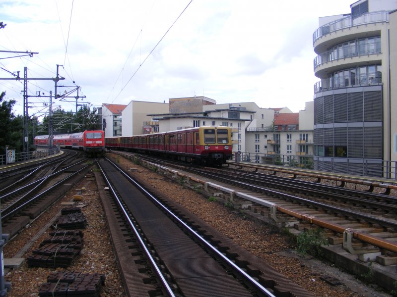 Der eine kommt,der andere geht. RE nach Dessau fhrt aus und die S-Bahn fhrt ein.Berlin-Friedrichstrae 12.08.2008