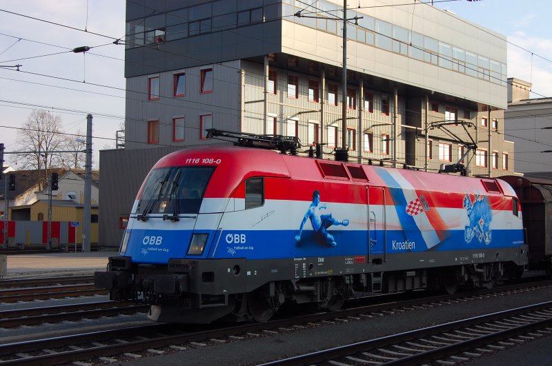 Der  Kroatien  - Stier macht Linz seine Aufwartung. 1116 108-0 ist eine weitere EM-Lok von insgesamt 18. Schade, da sie nur recht selten im Sden Deutschlands unterwegs sind z.B. auf der Relation Mnchen - Stuttgart. (megaseufz)