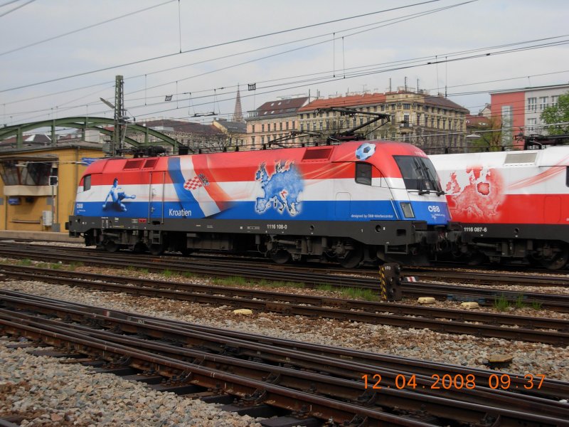 Der Kroatien-Taurus 1116 108-0, auf dem Weg zum Regional Express 1616 nach Amstetten, passiert den Transalpin mit der polnischen EM-Lok sowie einer 1216er als Triebfahrzeuge; aufgenommen am 12.4.2008.