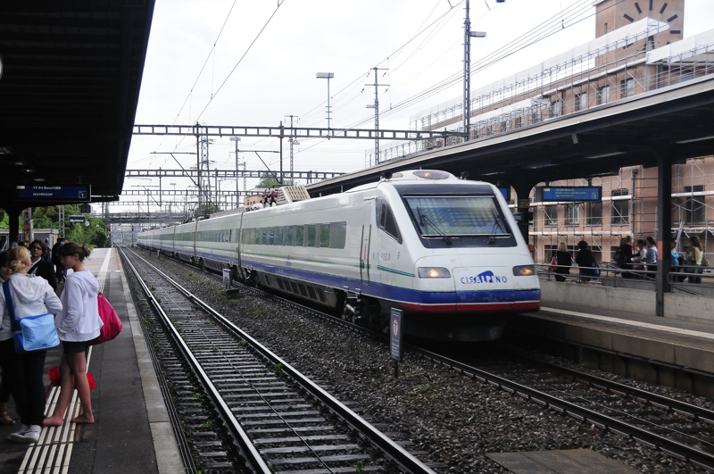 Der krnende Abschlu oder das Beste zum Schlu: Ein  CIS  jagt zum Ende des Aufenthalts in Muttenz durch den Bahnhof. Auf jeden Fall riss die Wolkendecke auf... (10.08.09).