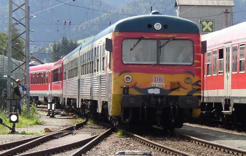 Der Knstlerzug 628 003 ist am 14.09.2003, dem 90 jhrigen Jubilum
der Ausserfernbahn, gerade als Verstrkungszug in Reutte eingetroffen. Gleich wird er abgestellt und fhrt dann um 17:09 als Verstrkungsteil wieder nach Kempten zurck.