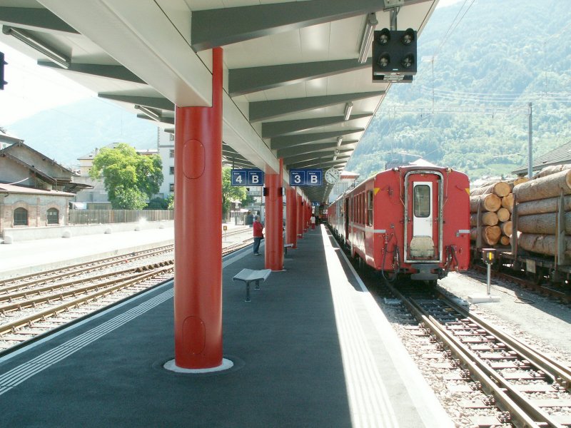 Der krzlich neu umgebaute Endbahnhof der Rhtischen Bahn in Tirano/Italien.Auch die Gleisanlagen im Bahnhofsbereich wurden komplett erneuert und erweitert.Tirano 10.05.07