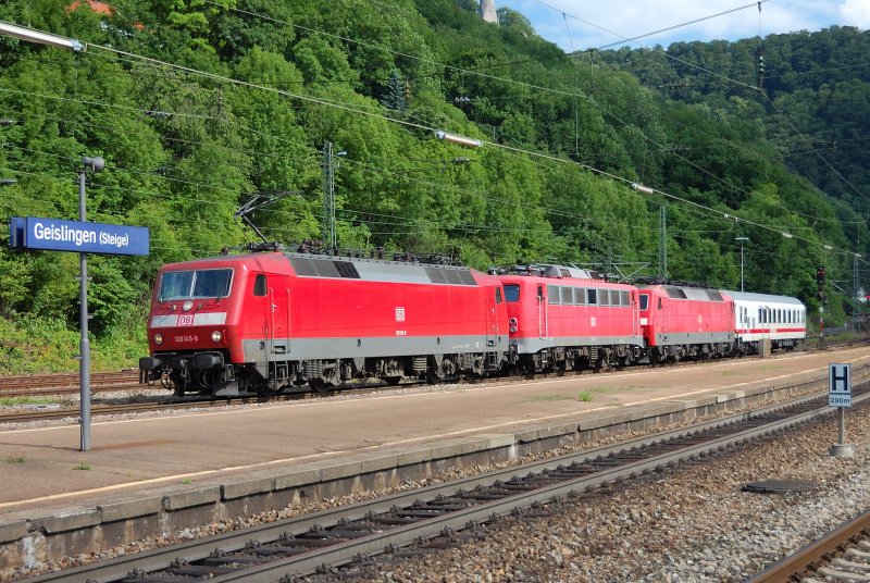 Der Kurzabstecher nach Geislingen/Steige hat sich gelohnt. Dieser au�erplanm��ige PbZ hat den Albabstieg hinter sich gelassen und strebt Stuttgart zu. (120 145-8 f�hrend, 115 152-1, 120 111-0 und ein umgebauter IR/IC-Wagen, 17.07.2008)