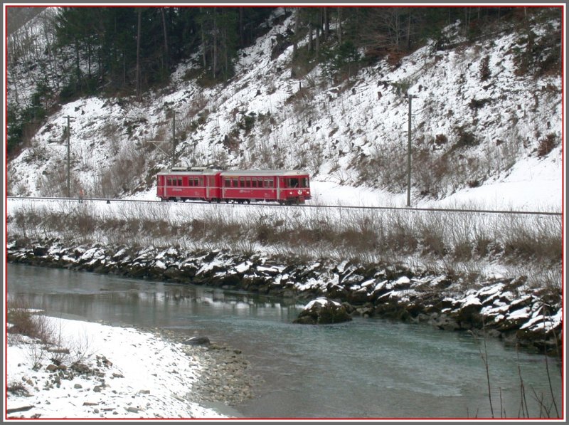 Der kurze Ersatzregioexpress fhrt entlang des Vorderrheins nach Versam-Safien. (08.01.2007)