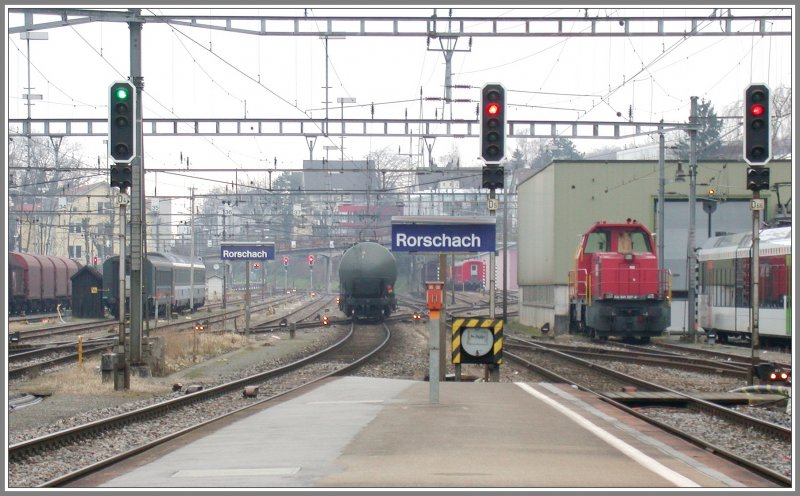 Der Kurzgterzug fhrt Richtung St.Margrethen. Im Hintergrund ist ein Personenwagen der RHB zu sehen, rechts die Am 841 011-0 der SBB und ein GTW der Thurbo. (15.01.2007)