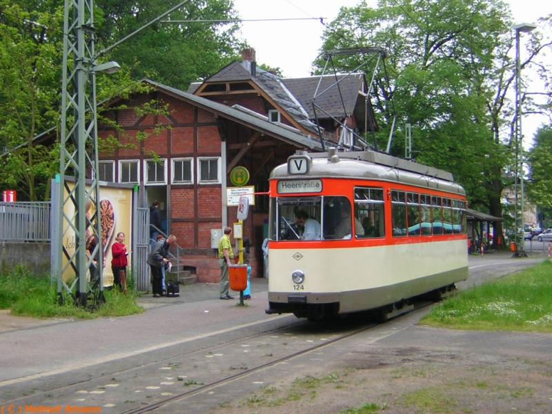 Der L-Triebwagen 124 (ex 224) am 21.05.2005 bei der Sonderfahrt an der Endstation Neu-Isenburg der Linie 14 vor dem historischen Empfangsgebude der ehemaligen Frankfurter Waldbahn, das unter Denkmalschutz steht und aus der Zeit stammt, als die Waldbahn hier noch mit Dampfloks fuhr.
