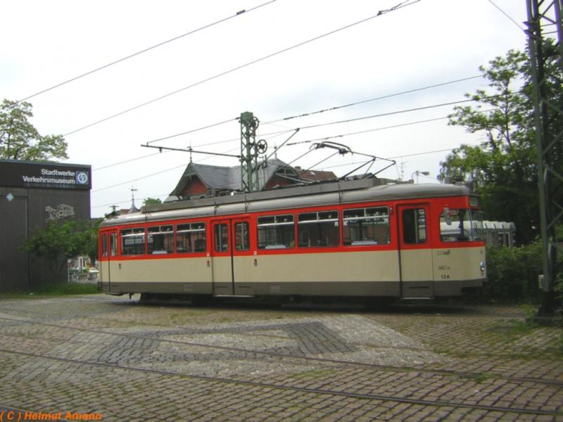 Der L-Triebwagen 124 (ex 224) bei der Sonderfahrt am 21.05.2005 auf dem Abstellgleis vor der Halle West des Verkehrsmuseums Schwanheim an der Endhaltestelle Schwanheim / Rheinlandstrae der Linie 12 bei einer Fahrtpause, im Hintergrund das Empfangsgebude aus der Waldbahnzeit.