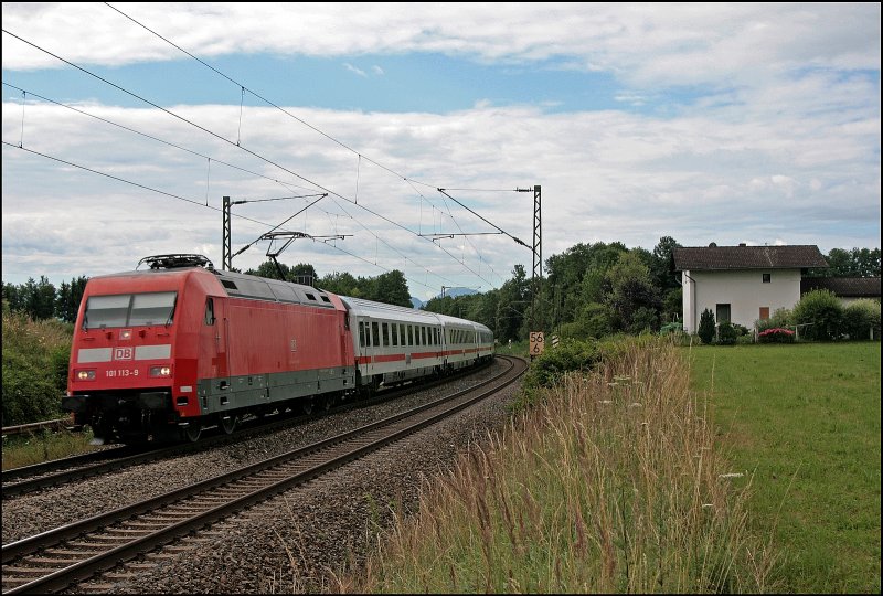 Der Lack der 101 113 (9180 6 101 113-9 D-DB) ist auch schon teilweise ausgeblichen. Am 09.07.2008 bespannt sie den InterCity 390, Linz Hbf - Frankfurt(Main)Hbf, nach Mnchen.
