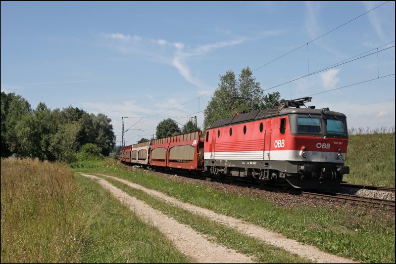 Der Lack der 1144 267 (9181 1144 267-2) ist im Vergleich zu einigen Schwesterloks noch  okay . Am 10.07.2008 legt sich mit einem leeren Autozug bei Ostermnchen in die Kurve. (10.07.2008)

