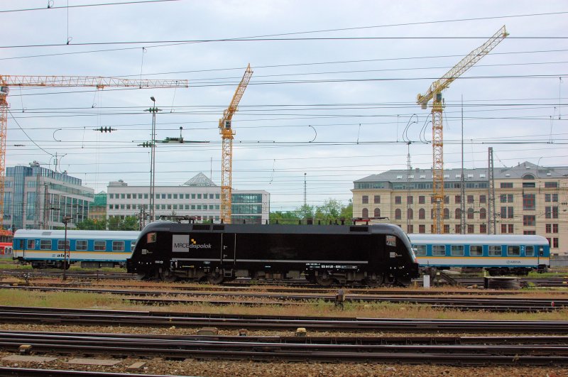 Der Lack noch nicht ganz trocken und schon von ihrem ersten Einsatz retour. ES64U2-026 aus Neu-Isenburg prsentiert sich vor den exIR-Wagen des Alex am 17.05.08 im Mnchner Hauptbahnhof