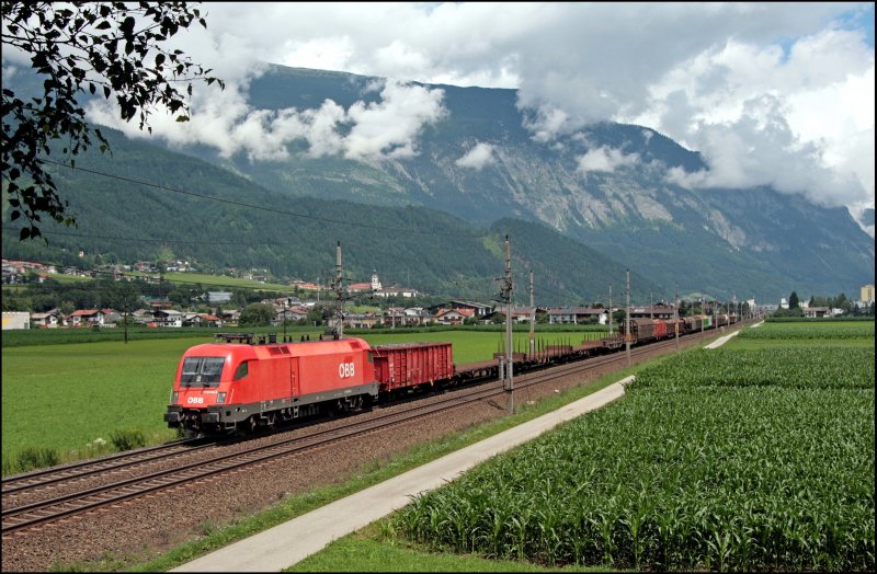Der Lackzustand der 1116 048 war auch schonmal besser als sie mit einem Gterzug in Richtung Sden unterwegs ist. Whrend die neuen GFK Hauben im frischen Lack glnzen bleicht der Lack an den anderen Stellen aus. Deutlich ist der ehemalig  Pflatsch  an der Seitenwand zu erkennen. (08.07.2008)
