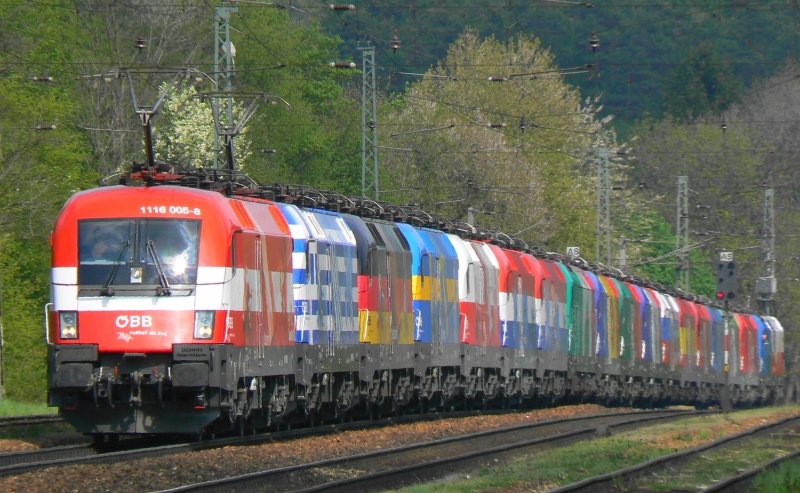 Der lngste Lokzug sterreichs stand bunt gemischt am 26.4.2008 in Tullnersbach-Pressbaum in berholung, gleich drei loks waren aufgebgelt (1116 005  EM sterreich  und 1116 007  EM Griechenland  vorne, 1216 226  EM Tschechien  am Zugschluss....
