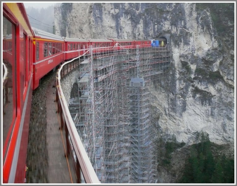 Der Landwasserviadukt hat eine Verjngungskur ntig und wurde deshalb mit einem aufwendigen Gerst versehen. 1117 mit Ge 4/4 III 652 auf dem Weg nach St.Moritz. (23.04.2009)