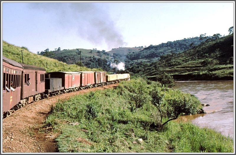 Der lange Mixto, mit den zwei Personen- und einem Gepckwagen am Schluss, schlngelt sich stundenlang diesem Fluss entlang. Hauptschliches Ladegut war Zement fr den im Bau befindlichen Itaipu-Staudamm am Rio Parana. ((Archiv 03/1979)