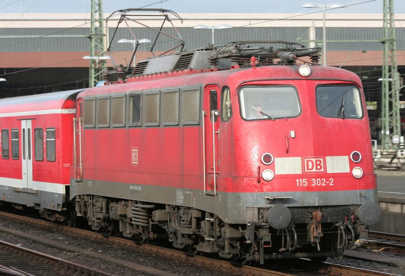 Der lange Schadzug, gezogen von 115 302-2, erreicht Dsseldorf HBF bereits nass, aber trotzdem im schnsten Abendlicht, aufgenommen am 04.09.2009