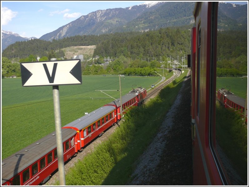 Der leicht versptete Oberlnder RE 1265 hat Vorrang und fhrt als erster Zug in Reichenau-Tamins ein, whrend wir mit dem RE 1156 vor dem Einfahrsignal warten mssen.(06.05.2009)
