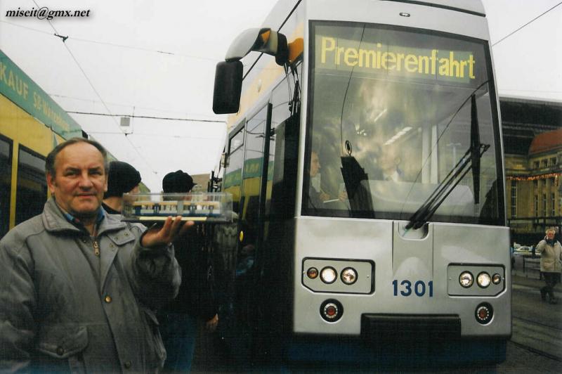 Der  Leoliner  im Original und ein originalgetreues Plastikmodell von Herrn Johannes Puchta, am 20.12.2003 am Hauptbahnhof
