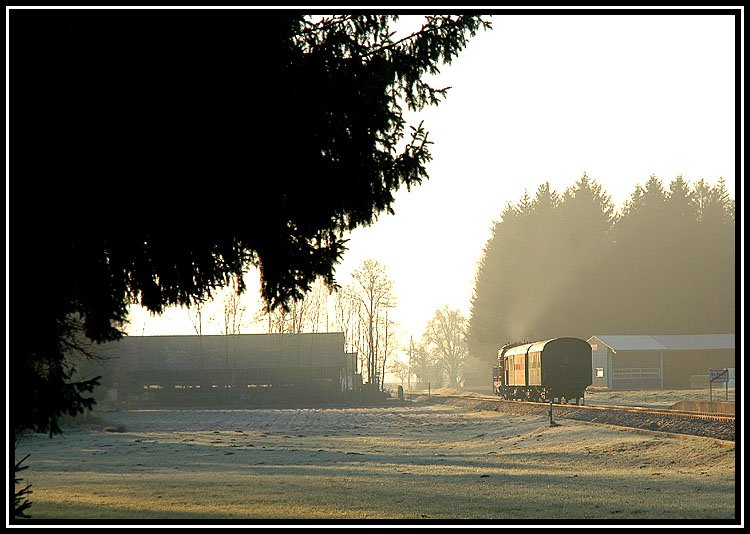 Der letzt GmP der GKB - G 71381 im Licht der aufgehende Sonne beim Verlasen von der Haltestelle St. Peter im Sulmtal Richtung Wies-Eibiswald am 7.4.2006.
