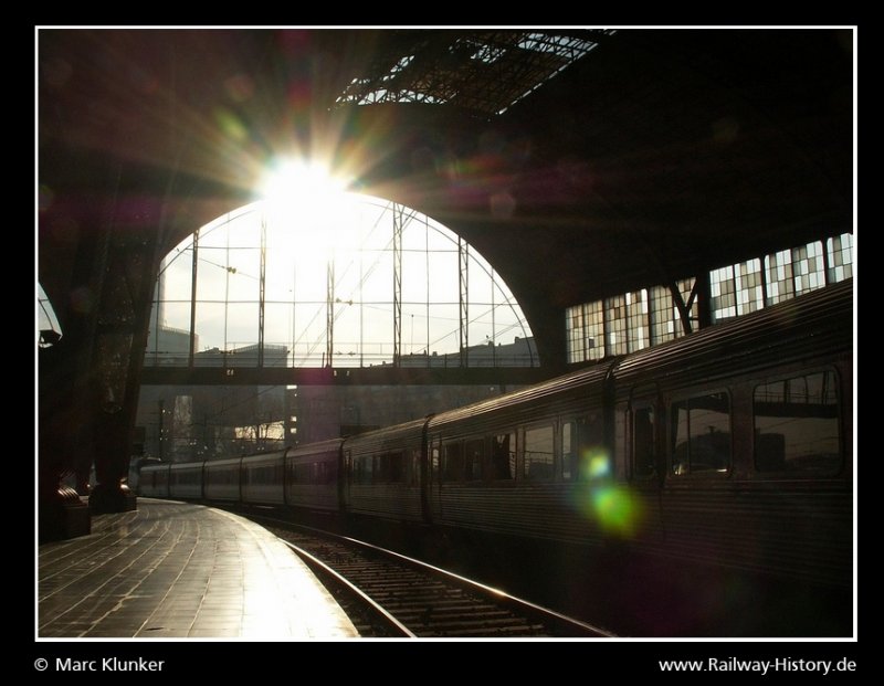 Der letzte im Betrieb befindliche Talgo III RD  Catalan-Talgo  der RENFE wartet in den frhen Morgenstunden in Barcelona Estaci de Franca auf die Ausfahrt nach Montpellier (Frankreich). Aufgenommen im Mrz 2009.