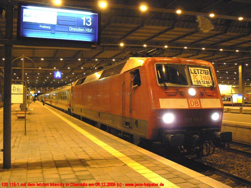 Der letzte Intercity kurz vor Abfahrt im Hauptbahnhof Chemnitz am 09.12.2006 bespannt mit 120 115-1 und Abschiedsschild.