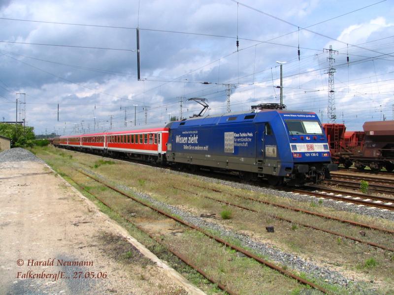 Der letzte IR2285 Berlin Zoo-Chemnitz Hbf durchfhrt den unteren Gterbahnhof von Falkenberg/E. am 27.05.06. Leider schon mit der neuen Zuggarnitur fr den jetzigen RE14 Berlin-Chemnitz. Lok ist heute die 101 136.