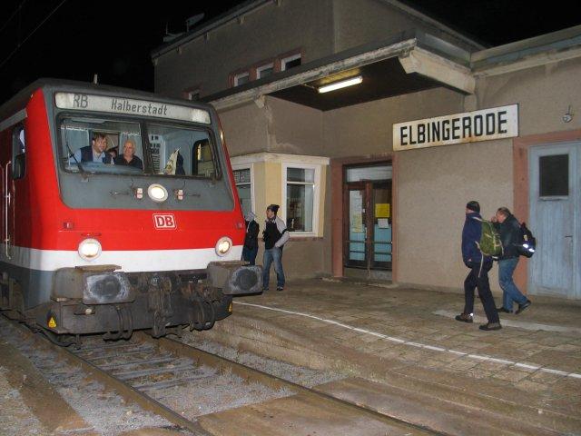 Der letzte Personenzug Elbingerode - Halberstadt steht am 12.12.2005 um 19.42 Uhr abfahrtbereit im Bahnhof Elbingerode.
