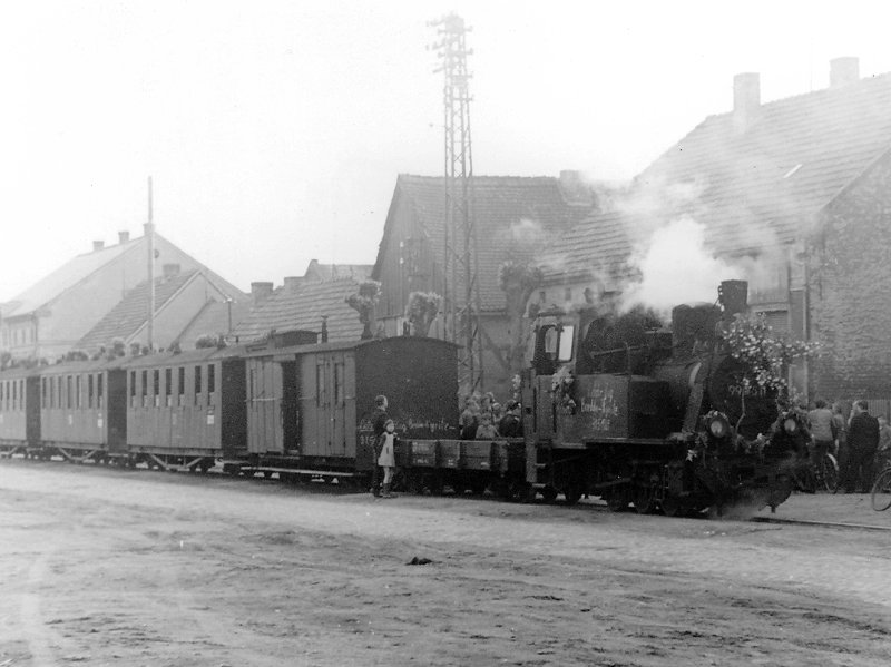 Der letzte planmige Personenzug des Pollo auf der Strecke Kyritz - Breddin - Kyritz. Hier am 31.05.1969 auf der Rckfahrt nach Kyritz, am Haltepunkt Barenthin zu sehen. Und vom Wirt der Gaststtte gabs sicher noch ein letztes Bier fr das Lokpersonal.