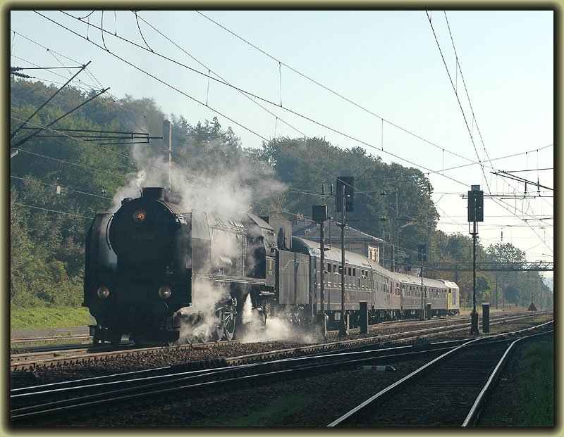 Der letzte Tag der IGE Veranstaltung Dampflok-Festival im Weinviertel. 919.138 bei der Rckfahrt von Wien nach Hersbruck als Sonderzug R 16602 bei der Ausfahrt aus Rekawinkel am 25.9.2006.