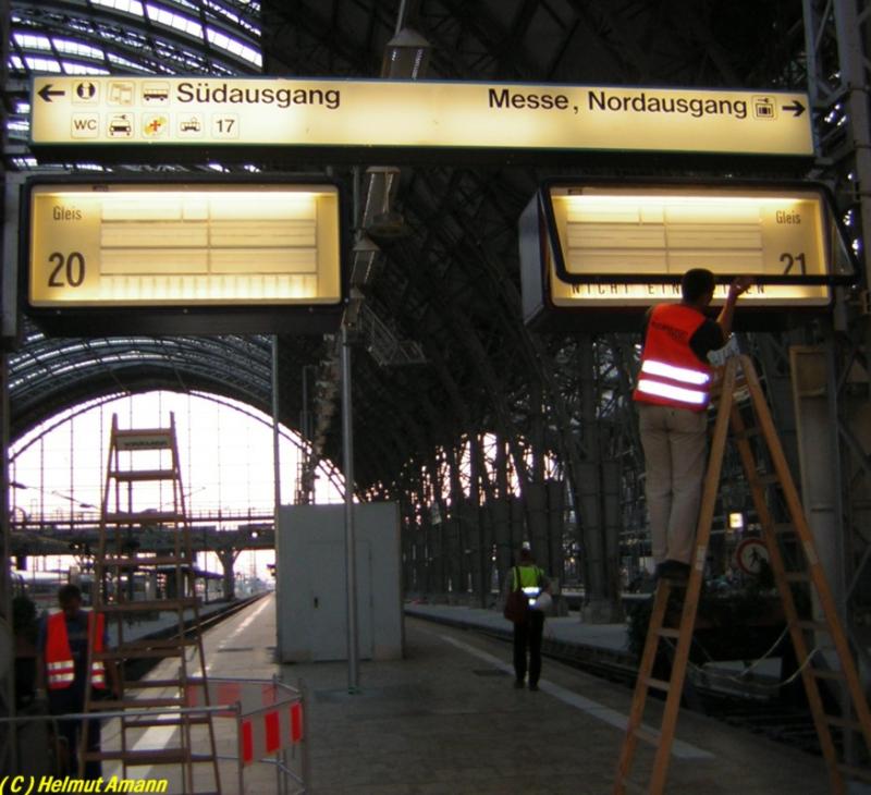 Der letzte Tag im Leben von zwei Zugzielanzeigern: Am 31.08.2005
begannen Arbeiter mit der Demontage der analogen Zugzielanzeiger
an den Gleisen 20 und 21 im Hauptbahnhof Frankfurt am Main.