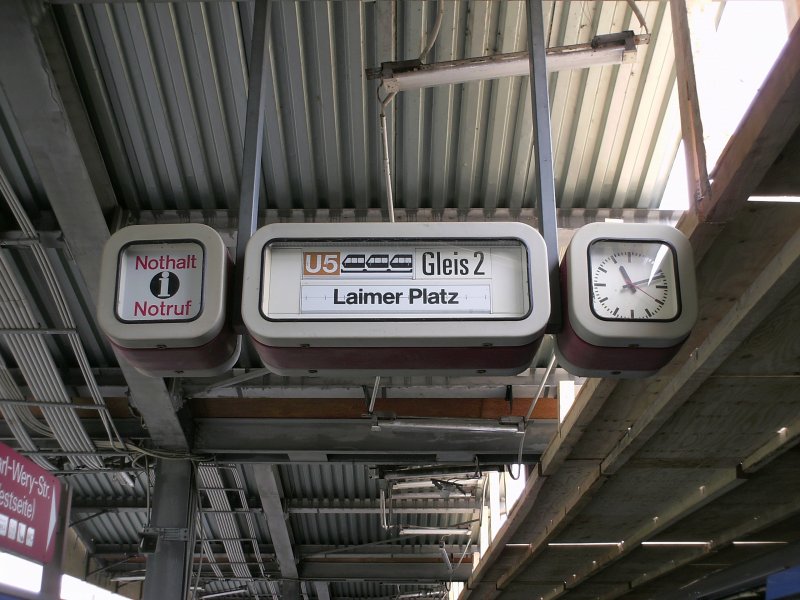 Der letzte berirdische Fallblattanzeiger der Mnchner U-Bahn der noch bewundert werden kann(Bhf Neuperlach Sd).Aber in absehbarer Zeit werden leider smtliche Anzeiger dieser Bauart durch neue Monitore ersetzt werden. 