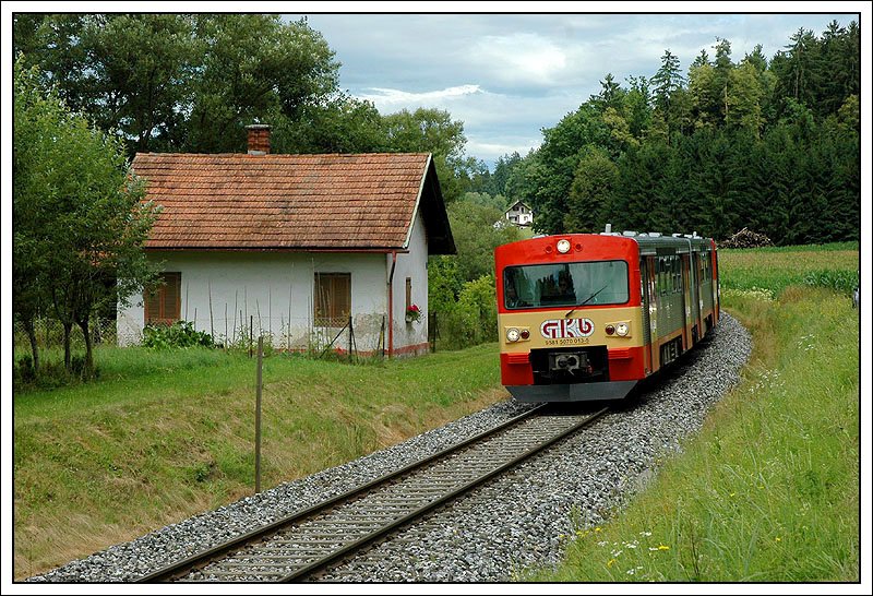 Der letzte VT 70, der 1986 zur GKB kam, nmlich VT 70.13, als R 8559 von Graz auf dem Weg nach Lannach, aufgenommen am 6.7.2007 zwischen Lannach und der Haltestelle Oisnitz-St.Josef.