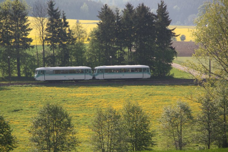 Der letzte Zug am ersten Fahrtenwochende der Erzgebirgischen Aussichtsbahn mit 772 367-9 und 772 312-5 ist am 10.05.09 bei Walthersdorf unterwegs.