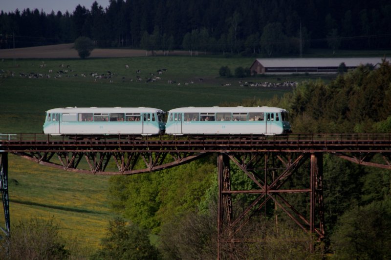 Der letzte Zug am ersten Fahrtenwochende der Erzgebirgischen Aussichtsbahn mit 772 367-9 und 772 312-5 passiert am Abend des 10.05.09 das bekannte Markersbacher Viadukt.
