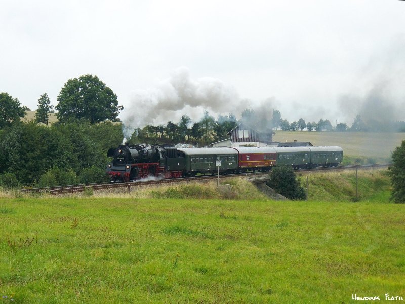 Der letzte Zug den ich in Limbach/Vogtl. aufnehmen konnte war der Sonderzug aus Schwarzenberg der auch nach Neuenmarkt-Wirsberg unterwegs war. Zuglok war 35 1097-1 aus Glauchau. Datum: 20.09.2008