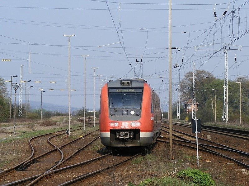 Der letzte Zug von Stolberg wird an Samstagen nach Magdeburg und an Sonn- und Feiertagen nach Leipzig durchgebunden. Damit schafft man eine gute Verbindung f�r Ausfl�gler und nutzt gleichzeitig die sowieso n�tige �berf�hrungsfahrt sinnvoll. Hier verl�sst 612 070 am 10.4.2009 den Bahnhof Berga-Kelbra Richtung Leipzig Hbf. Gleich wird er auf die Hauptbahn Kassel-Nordhausen-Halle �bergeleitet. 
