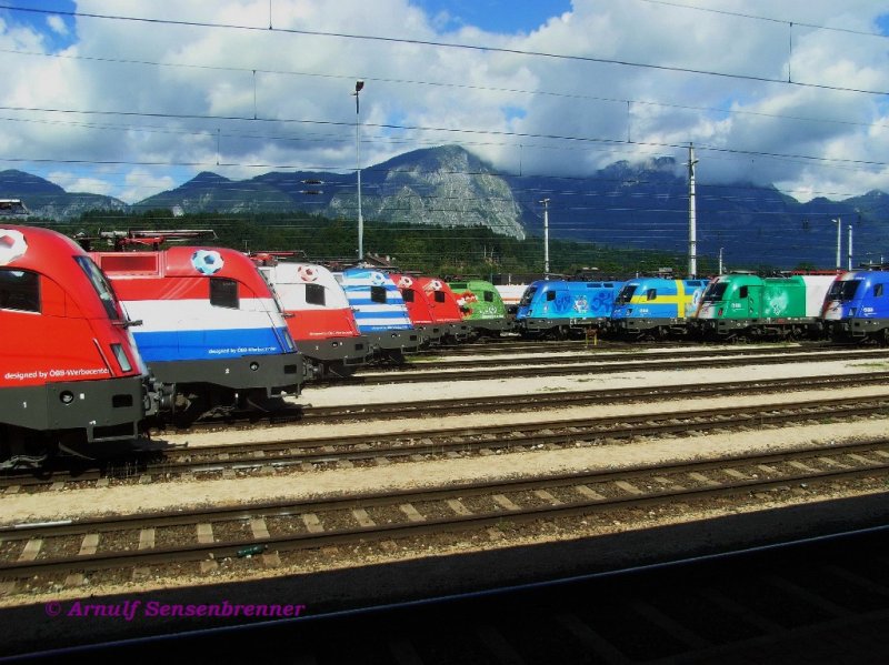 Der linke Flgel und das zentrale Mittelfeld der Euro2008-Taurus-Parade am Sonntag in Wrgl.
Ein toller Anblick!
Die Parade von 16 der 18 Euro-Werbeloks machten diese Veranstaltung fr uns zu einem wunderbaren Auftakt unseres Urlaubs. 

24.08.2008 Wrgl.
Feier-150 Jahre-Eisenbahn-in-Tirol 