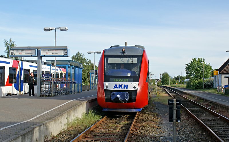 Der LINT der AKN steht am 23.05.2009 in Heide (Holstein) zur Abfahrt als SHB nach Bsum bereit.
