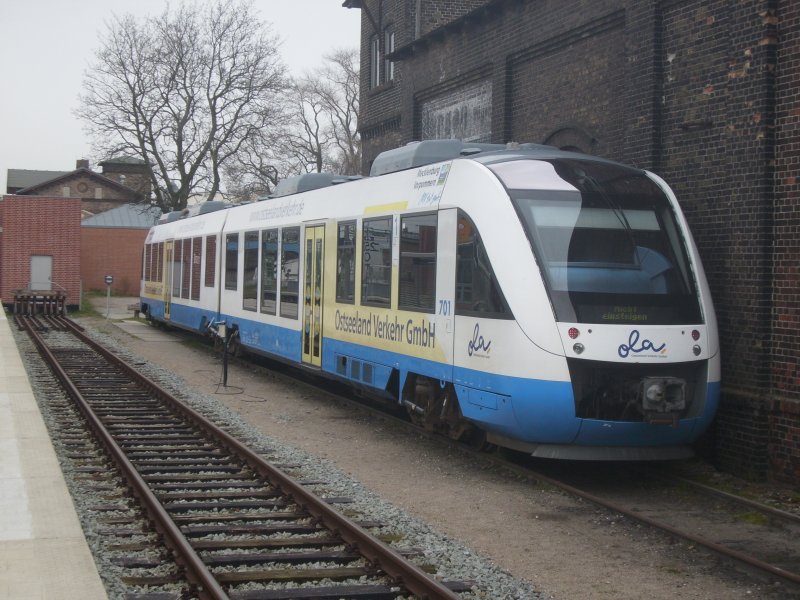 Der LINT-Triebwagen 701 der OLA wartet am 16.04.2008 in Bergen/R�gen
auf dem OLA TALENT-Triebwagen 0008 zum Fahrzeugtausch.