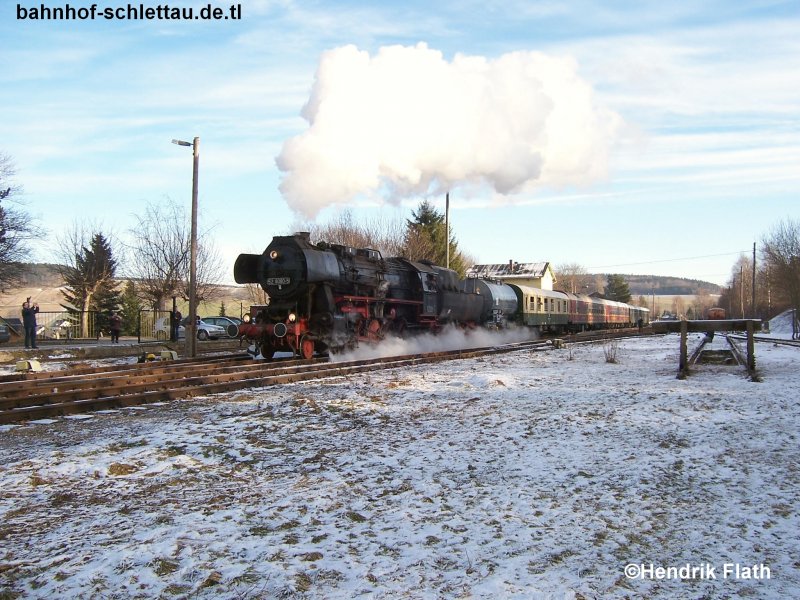 Der Lbauer Zug dampfte dann weiter in Richtung Schwarzenberg; 52 8080-5 bei der Ausfahrt aus dem Bahnhof Schlettau am 23.12.2007
