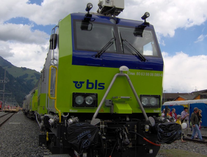 Der Lsch und Rettungszug der BLS steht am 16.06.07 im Bahnhof Frutigen.