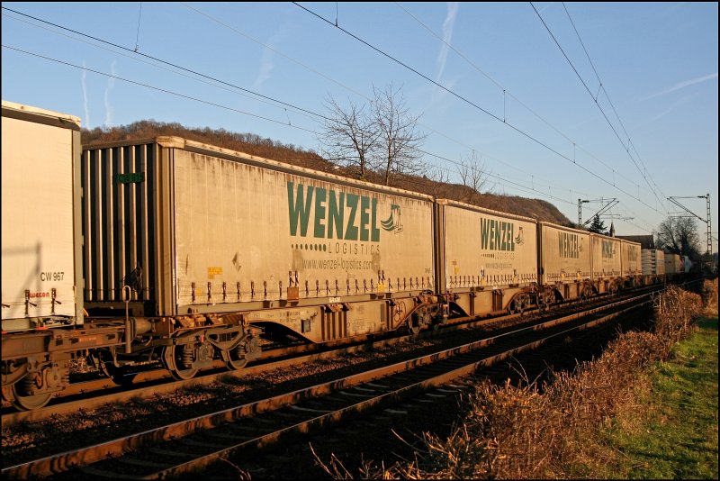 Der Logistiker WENZEL Logistics aus Unterpremsttten (bei Graz) befrdert mit dem TEC 43932  WENZEL-EXPRESS , von Kalsdorf nach Neuss Gbf, ihre Sendungen aus der Alpenrepublik ins Ruhrgebiet. (09.02.2008)