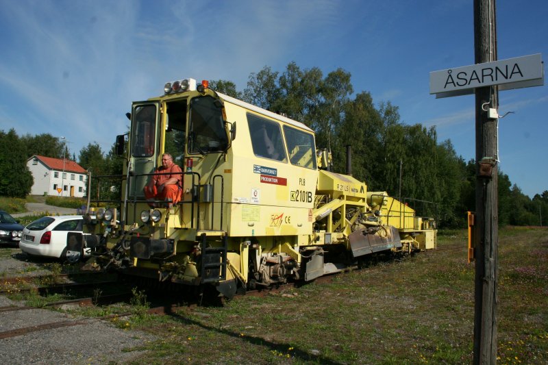 Der Lokfhrer der Banverket PLB 2101B wartet am 29.7.2008 in sarna auf freies Gleis Richtung stersund.