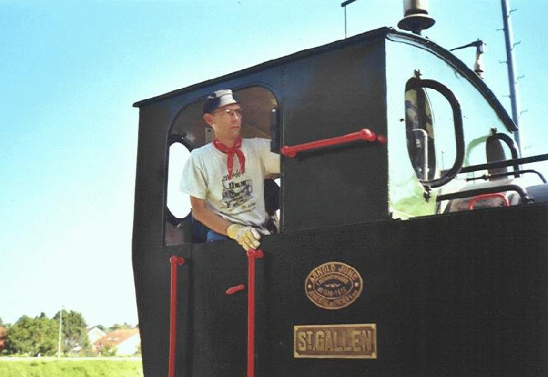 Der Lokf�hrer der Dampflok St. Gallen bremst den Zug beim Wiesenrain am 8.9.02 ab.