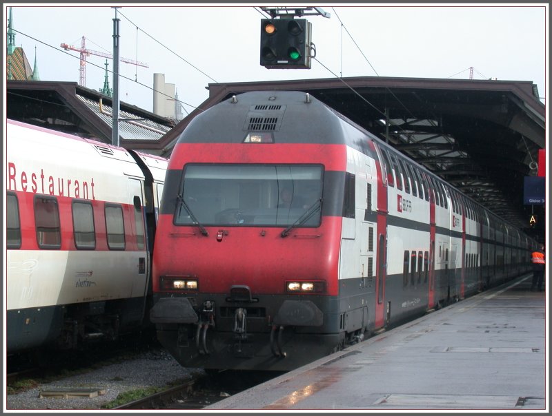 Der Lokfhrer eines Bt Dosto IC 2000 erhlt den Abfahrbefehl in Zrich HB. (19.03.2007)
