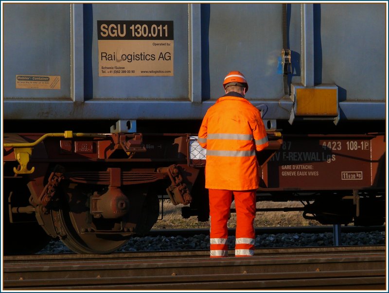 Der Lokfhrer muss seinen Angaben vertrauen knnen. Von ihm hngt die Sicherheit im Zugsverkehr ab. Wagenkontrollbeamter nimmt die Daten eines Lgs auf in Ems Werk. (17.12.2007)
