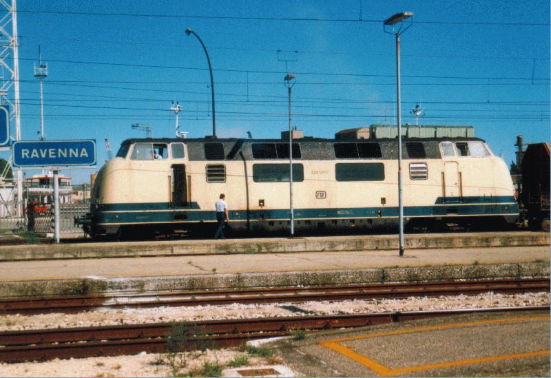 Der Lokfhrer der nach Italien verkauften V 200 011 (noch mit deutscher Original-Betriebsnummer!) macht sich am spten Nachmittag des 15.9.1998 in Ravenna zur Abfahrt mit seinem Gterzug bereit.